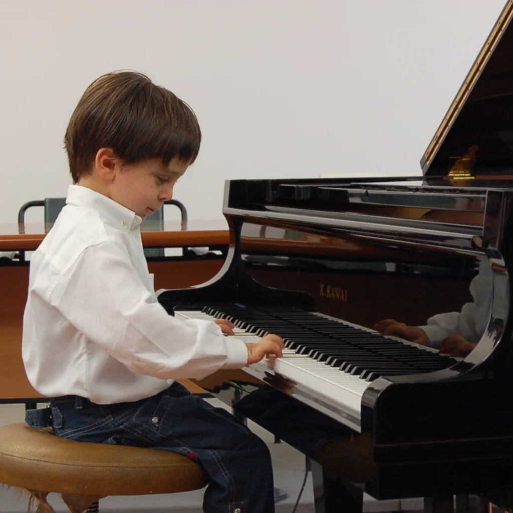 bambino piccolo che suona il pianoforte