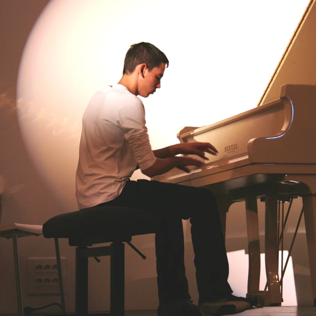ragazzo che suona il pianoforte