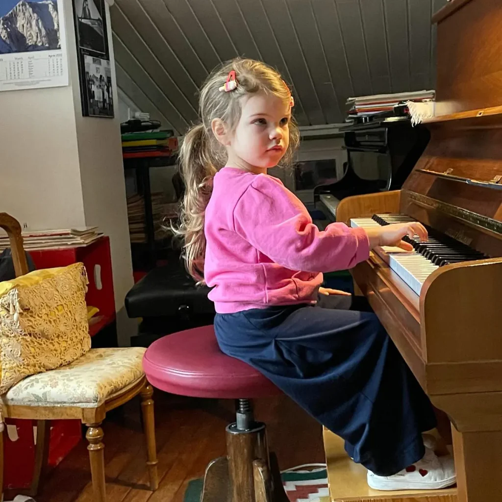 bambina a lezione di pianoforte con insegnante silvia moretti