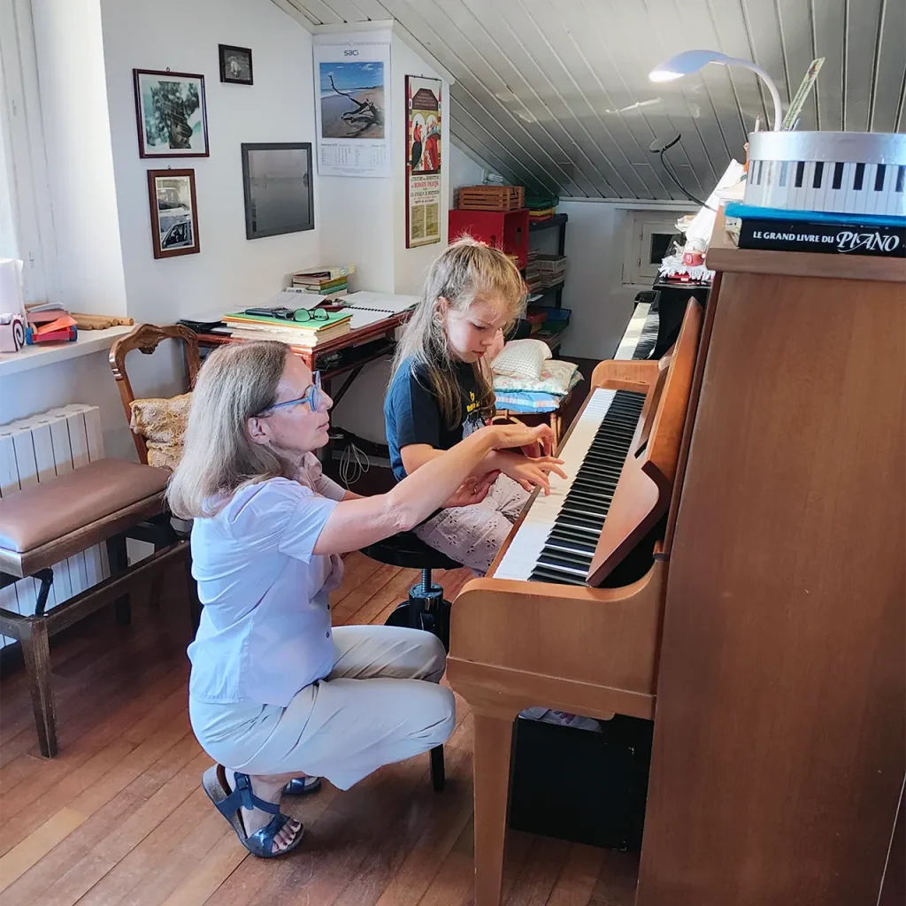 lezione di pianoforte ad una bambina di silvia moretti